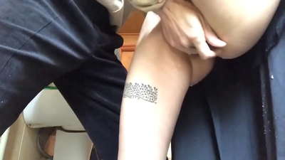 Esguichar no banheiro da escola, um verdadeiro orgasmo espumoso - meu professor deu o melhor de si