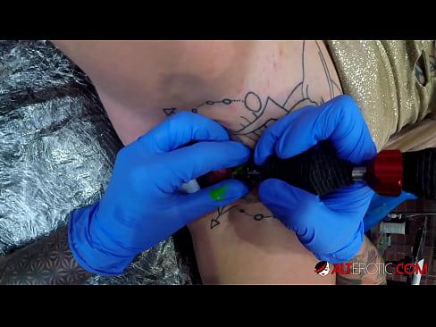 ❤️ Extremamente tatuada, a brasa Sully Savage fez uma tatuagem em seu clítoris ❌ Porno vídeo em nós pt-br.com-porn-hat.ru ❌❤